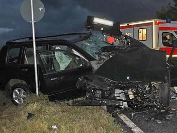 Rechts das Wrack des 3er-BMW, links das andere Fahrzeug. Foto: Alexander Müller