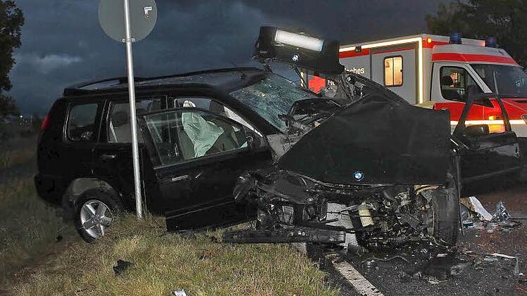 Rechts das Wrack des 3er-BMW, links das andere Fahrzeug. Foto: Alexander Müller
