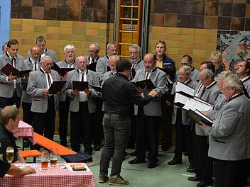 Der Männergesangverein Weißenohe mit Michael Lane (vorne, links) - dirigiert von Sebastian Hofmann. Foto: Ronald Rinklef