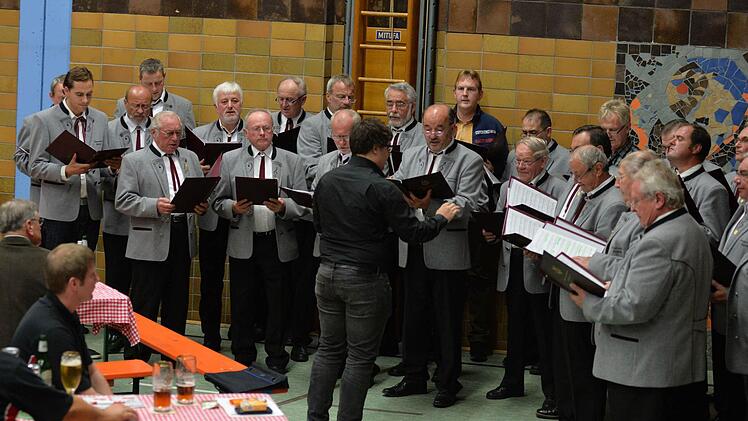 Der Männergesangverein Weißenohe mit Michael Lane (vorne, links) - dirigiert von Sebastian Hofmann. Foto: Ronald Rinklef