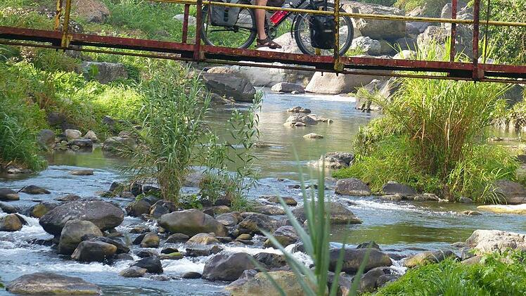 Abenteuerlich. Mitunter führt der Weg über schmale Hängebrücken und nicht asphaltierte Straßen.