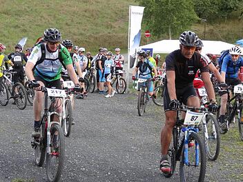 Gestartet wurde der RhönBikeKing auf dem Sportgelände in Schmalwasser. So mancher hat sich unterwegs verfahren. Fotos: Marion Eckert