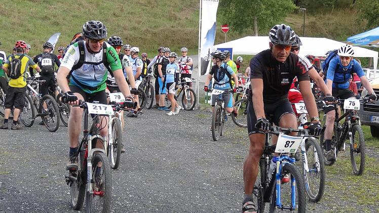 Gestartet wurde der RhönBikeKing auf dem Sportgelände in Schmalwasser. So mancher hat sich unterwegs verfahren. Fotos: Marion Eckert
