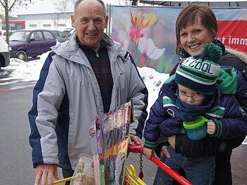 In dem Einkaufswagen von Carolin und ihre Familie aus Limbach (Eltmann) liegen auch einige Raketen. An Silvester selbst zu auch ein bisschen zu Schießen gehört für die Familie einfach dazu.  Foto: Sarah Dann