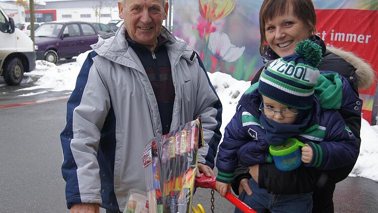 In dem Einkaufswagen von Carolin und ihre Familie aus Limbach (Eltmann) liegen auch einige Raketen. An Silvester selbst zu auch ein bisschen zu Schießen gehört für die Familie einfach dazu.  Foto: Sarah Dann