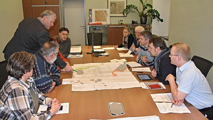 Intensiv diskutierten der Bauausschuss mit Bürgermeister Jürgen Hennemann (stehend) den Plan für den Anbau.  Foto: Helmut Will