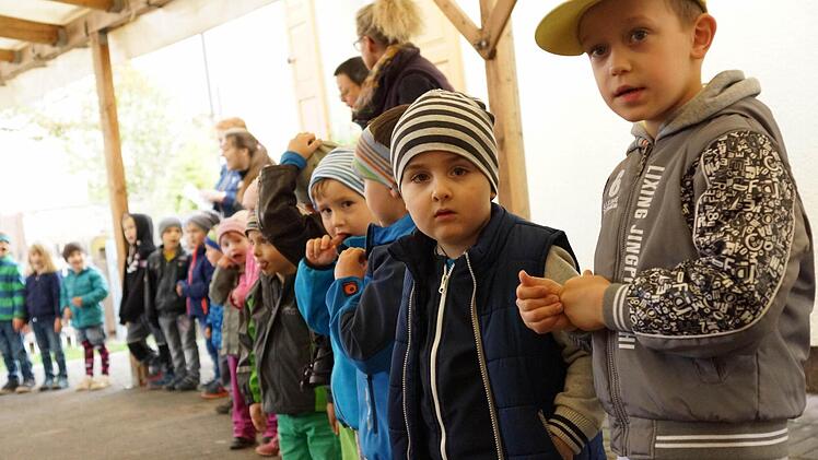 Kindergartenkinder begrüßen die Wanderer in OberthulbaFoto: Arkadius Guzy