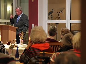 Sigismund von Dobschütz bei der letzten Lesung der Veranstaltungsreihe "Literatur am Nachmittag" im Burkardus Wohnpark.  Foto: Anj a Greiner