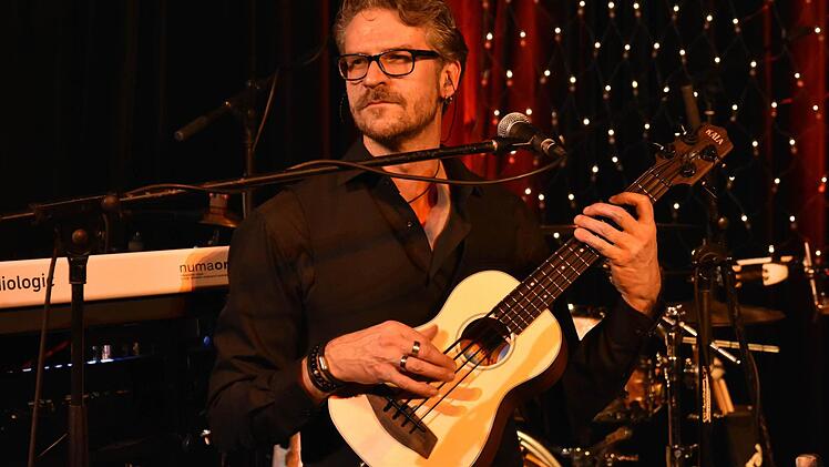 Ausgezeichnet: Markus Burucker an der Bass-Ukulele