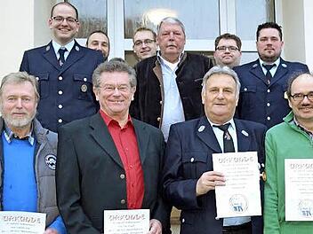 Die geehrten Mitglieder (vorne von links) Friedrich Riedel, Kurt Witzgall, Norbert Schwämmlein, Joachim Wendel, dahinter von links Vorsitzender Jan Millitzer, Bürgermeister Christian Mrosek, Kommandant Sascha Rauh und ganz hinten von links Zweiter Vorsitzender Jens Schmitter, KBM Tobias Winterbauer und Zweiter Kommandant Thomas Schramm.  Foto: Thomas Micheel
