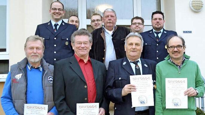 Die geehrten Mitglieder (vorne von links) Friedrich Riedel, Kurt Witzgall, Norbert Schwämmlein, Joachim Wendel, dahinter von links Vorsitzender Jan Millitzer, Bürgermeister Christian Mrosek, Kommandant Sascha Rauh und ganz hinten von links Zweiter Vorsitzender Jens Schmitter, KBM Tobias Winterbauer und Zweiter Kommandant Thomas Schramm.  Foto: Thomas Micheel