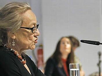 Vera Botterbusch liest einen Text. Im Hintegrund Tanja Kinkel Fotos: Matthias Hoch