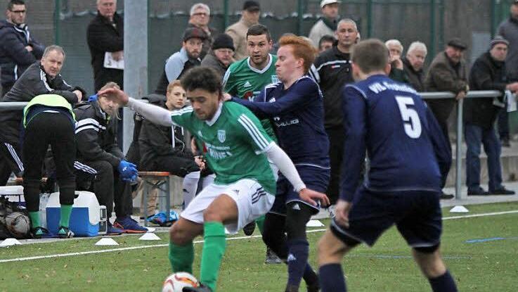 Geschickt schirmte der Ex-Frohnlacher Tevin Mc Cullough (links) seinen Ball gegen den Frohnlacher René Knie ab, rechts beobachtet Maximilian Pfadenhauer den Zweikampf. Foto: Günther Geiling