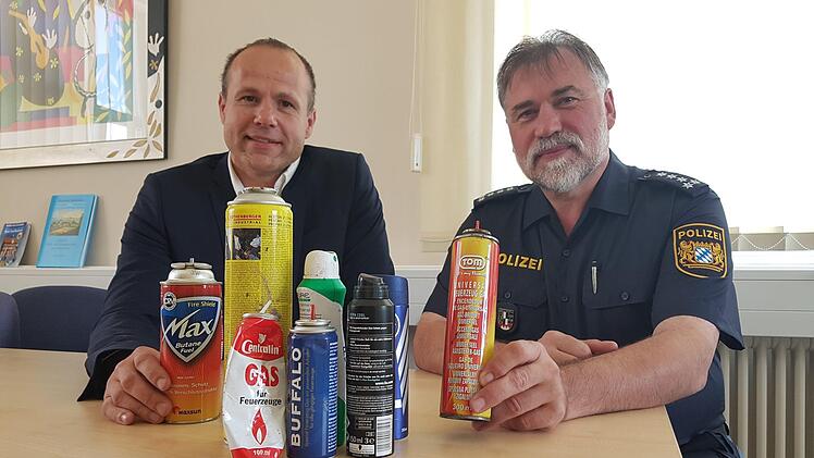 Jürgen Haischberger (links) und Erich Günther zeigen Dosen, mit denen eine Gruppe Jugendlicher sich berauschte. Foto: Tobias Kindermann