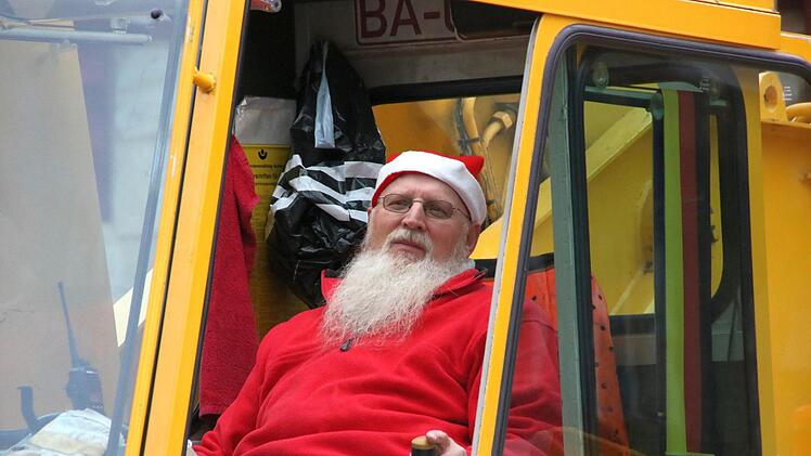 "Nikolaus" Dieter Felkel steuerte den Transport des Baumes. Foto: Josef Hofbauer