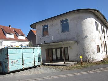 Seit zwei Wochen wird das alte Mainleuser Kino entrümpelt. Im großen Saal  war einmal für 360 Zuschauer Platz. Foto: Stephan Tiroch