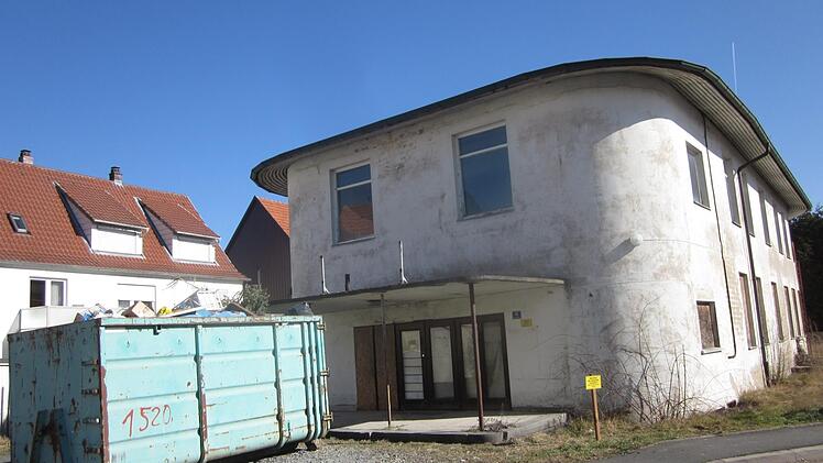 Seit zwei Wochen wird das alte Mainleuser Kino entrümpelt. Im großen Saal  war einmal für 360 Zuschauer Platz. Foto: Stephan Tiroch