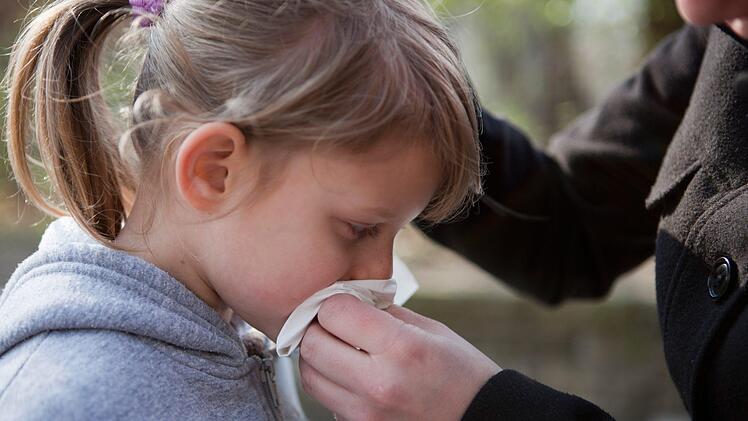 Unangenehm, aber bei Kindern oft harmlos: Nasenbluten. Wenn Sie schnell und richtig reagieren, ist das kleine Drama auch schnell wieder vorbei. Foto: Silvia Marks/dpa