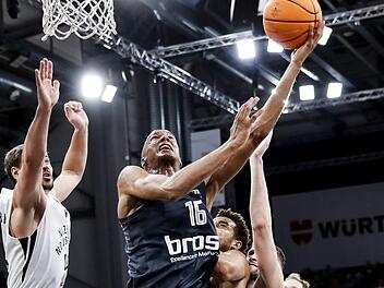 Louis Olinde (mit Ball), der gegen Nishni Nowgorod mit elf Punkten und neun Rebounds ein "Double-Double" nur knapp verpasste, steht in seiner Heimatstadt Hamburg unter besonderer Beobachtung. Laut "Bild"-Zeitung wollen einige NBA-Scouts den 21-Jährigen unter die Lupe nehmen.  Foto: Daniel Löb
