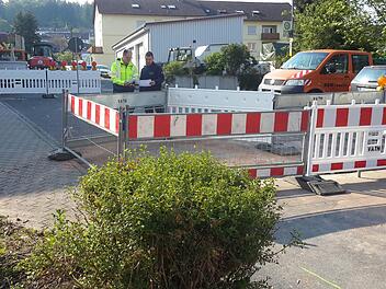 Andreas Miller (links) von der technischen Dokumentation der Stadtwerke und der Spartenleiter Strom, Felix Brust (rechts), besprechen anhand der Baupläne letzte Details. Rolf Pralle