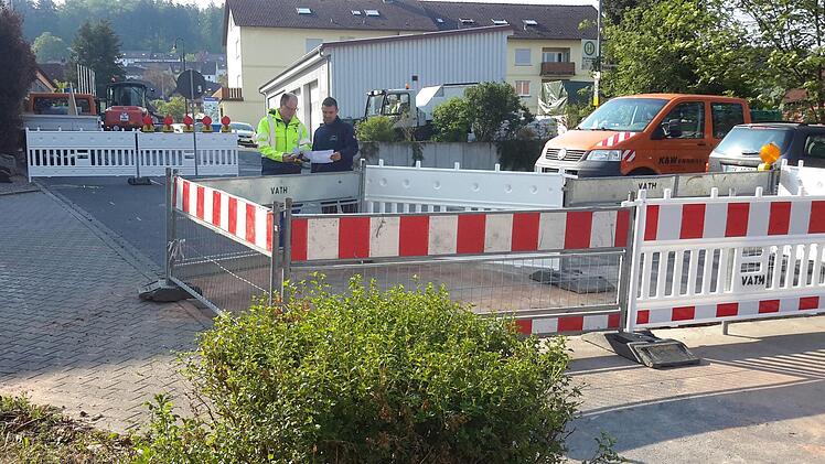 Andreas Miller (links) von der technischen Dokumentation der Stadtwerke und der Spartenleiter Strom, Felix Brust (rechts), besprechen anhand der Baupläne letzte Details. Rolf Pralle