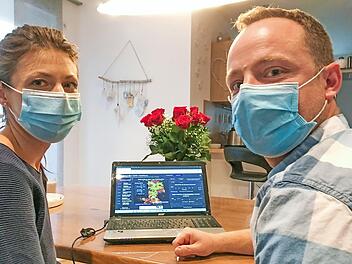 Ganz im Zeichen von Corona - die Zahlen haben die Hochzeiter Daniela und Rainer Haubenreich genau im Blick. Eigentlich wollen sie am Samstag kirchlich heiraten und danach feiern. Foto: Anette Schreiber
