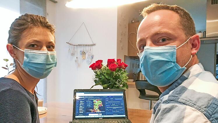 Ganz im Zeichen von Corona - die Zahlen haben die Hochzeiter Daniela und Rainer Haubenreich genau im Blick. Eigentlich wollen sie am Samstag kirchlich heiraten und danach feiern. Foto: Anette Schreiber