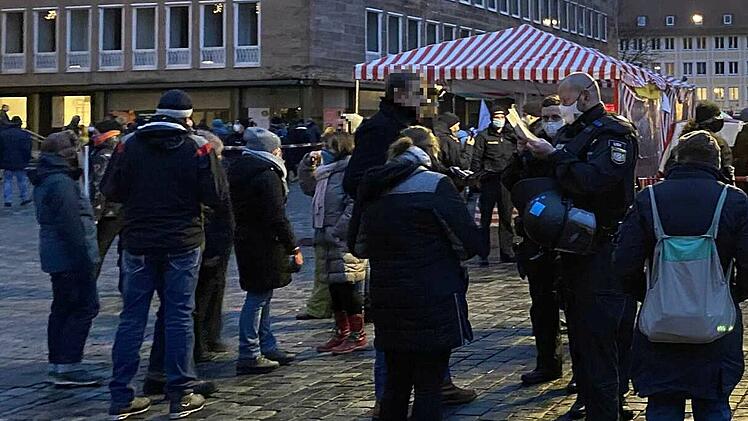 Fackelzug durch N&uuml;rnberger Innenstadt verhindert - Querdenker*innen mit Fackeln unterwegs