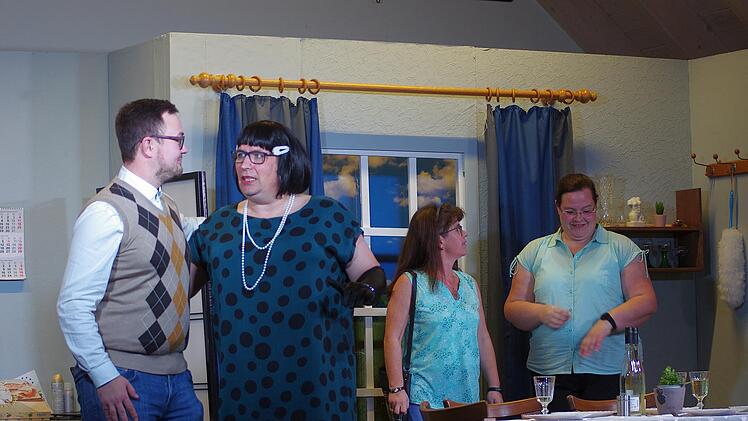 Die humorvolle Verwechslungskomödie "Charleys Tante" hat die Theatergruppe Katzenbach in die World-Wide-Web-Zeit übertragen. Sie hat  eine moderne Slapstick-Komödie insze