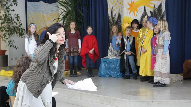 Susanne Leuchtenberger-Schlüter zeigt dem Chor, was er zu singen hat.