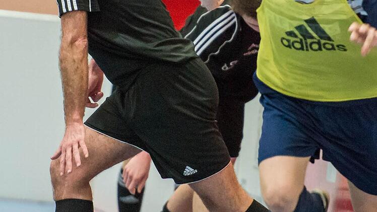 Ralf Ohnemüller (links) von Kasendorf gegen den Marktleugaster Steffen Titus.