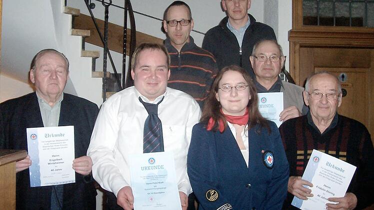 Die anwesenden geehrten Mitglieder: v.l. Engelbert Wintzheimer, Peter Lambrecht, Thomas Seufert, Eberhard Arnold, Alfred Lampenmühlen, Fridolin Düring, zusammen mit Eva-Maria Lipinski
