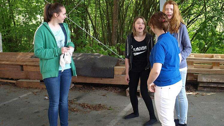 Einen Wetterbericht einmal etwas anders trugen die jungen Damen "die Groußn" des JRK Kronach in der Stufe II vor. Während Linda Schnell und Luisa Mayer (vorne) sich über das Wetter unterhalten, suchen Carolin Wunde rund Eva Schmittdorsch verzweifelt ein anderes Fernsehstudio.