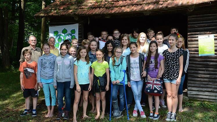 Die Klasse 6b des Jack-Steigenberger Gymnasiums mit ihrem Lehrer Richard Fix und BN_Ehrenvorsitzenden Ulf Zeidler
