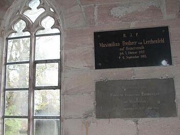Gustav Freiherr von Lerchenfeld - der auf der unteren Tafel verewigt ist - starb an den Folgen eines Sturzes in der Kolowratshöhle auf dem Untersberg bei Salzburg - für ihn wurde das Mausoleum auf dem Pressecker Friedhof erbaut. Foto: Sonja Adam