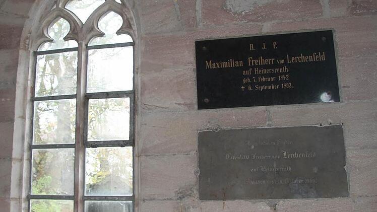 Gustav Freiherr von Lerchenfeld - der auf der unteren Tafel verewigt ist - starb an den Folgen eines Sturzes in der Kolowratshöhle auf dem Untersberg bei Salzburg - für ihn wurde das Mausoleum auf dem Pressecker Friedhof erbaut. Foto: Sonja Adam