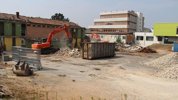 Der Abriss der alten Grundschule in der Kerschensteinerstraße in Höchstadt ist eine staubige Angelegenheit. Nachdem das Gebäude verschwunden ist, soll hier eine neue Doppelturnhalle zwischen Ritter-von-Spix-Mittelschule und Gymnasium entstehen. Foto: Christian Bauriedel
