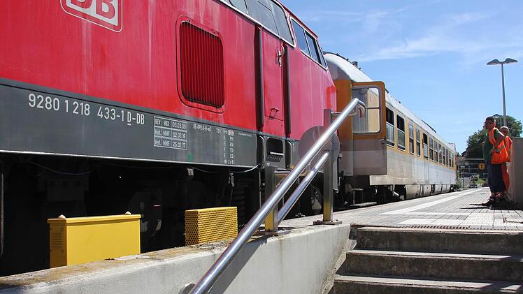 Bahnarbeiter waren die ersten, die nach der Monate langen Sperrung der Bahnsteig wieder nutzten.Foto: Ralf Kestel