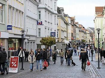 Verkaufsoffene Sonntage (hier ein Foto vom 6. November) bringen auch in den Steinweg Passanten. Trotzdem fühlen sich viele Geschäftsleute hier abgehängt. Foto: Simone Bastian/CT-Archiv