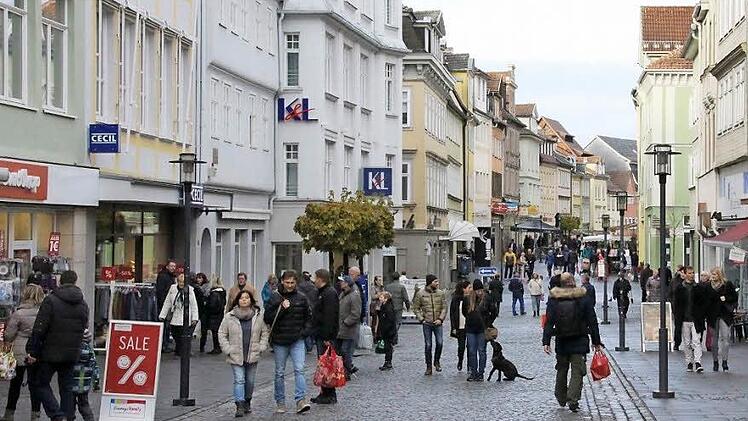 Verkaufsoffene Sonntage (hier ein Foto vom 6. November) bringen auch in den Steinweg Passanten. Trotzdem fühlen sich viele Geschäftsleute hier abgehängt. Foto: Simone Bastian/CT-Archiv