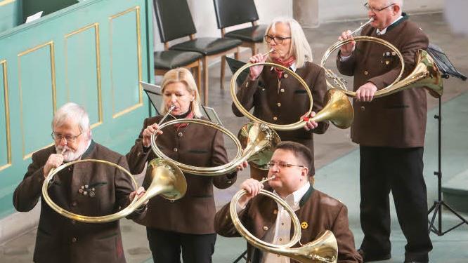 Die Jagdhornbläser setzten mit einem letzten Gruß einen besonderen musikalischen Akzent. Foto: Barbara Herbst