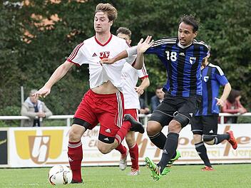 Niklas Griebel (l.) erzielte das 1:1 f&uuml;r die Memmelsdorfer, musste dann jedoch auch vom Feld. Foto: sportpress
