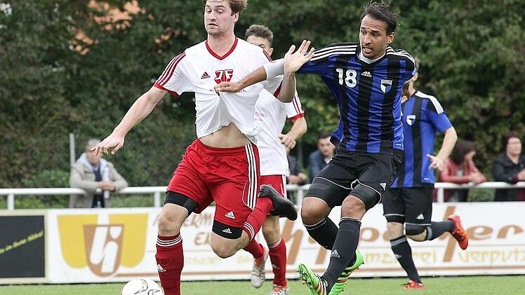 Niklas Griebel (l.) erzielte das 1:1 f&uuml;r die Memmelsdorfer, musste dann jedoch auch vom Feld. Foto: sportpress