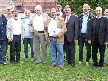 Zwei hohe Ehrungen prägten das Gartenfest der BRK-Bereitschaft Mannsflur. Unser Bild zeigt (von links) Robert Witzgall, Kerstin Hoffmann, Werner Thamm, Gustav Marlok, Thomas Thamm, Hermann Hambach, Diana Locht, Winfried Winkler, Bereitschaftsleiter Reinhard Eckert, Kreisbereitschaftsleiter Kai Ramming, Kreisvorsitzenden Landrat Klaus Peter Söllner, seinen Stellvertreter beim BRK, Frank Wilzok, Bürgermeister Franz Uome, Oliver Döring, Petra Döring und Ingrid Thomas.  Foto: Klaus-Peter Wulf