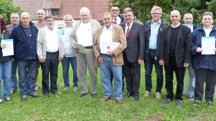 Zwei hohe Ehrungen prägten das Gartenfest der BRK-Bereitschaft Mannsflur. Unser Bild zeigt (von links) Robert Witzgall, Kerstin Hoffmann, Werner Thamm, Gustav Marlok, Thomas Thamm, Hermann Hambach, Diana Locht, Winfried Winkler, Bereitschaftsleiter Reinhard Eckert, Kreisbereitschaftsleiter Kai Ramming, Kreisvorsitzenden Landrat Klaus Peter Söllner, seinen Stellvertreter beim BRK, Frank Wilzok, Bürgermeister Franz Uome, Oliver Döring, Petra Döring und Ingrid Thomas.  Foto: Klaus-Peter Wulf