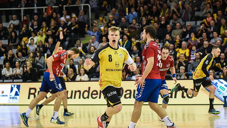 Linksaußen Felix Sproß (Mitte) lief Anfang der zweiten Halbzeit mit vier Treffern in Serie richtig heiß.  Fotos: Hagen Lehmann