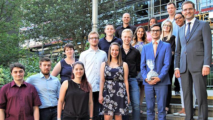 Die Prüfungsbesten der Industrie- und Handelskammer Mainfranken mit dem stellvertretenden Hauptgeschäftsführer Max-Martin Deinhard (rechts)