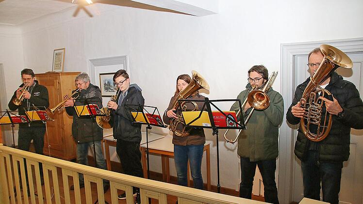 Eine Bläsergruppe der Stadtkapelle unter Leitung von Fabian Usleber  (zweiter von rechts) spielte bei der Eröffnung des Adventskalenders im  Heimatsspielhaus Weihnachtslieder. Foto: Dieter Britz