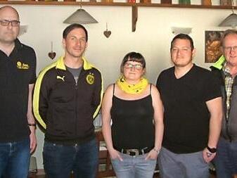 Der BVB-Fanclub Au-Franken hat mit André Engelhardt (Zweiter von links) einen neuen Vorsitzenden und mit Thomas Höfner (links) einen neuen Stellvertreter. Mit im Bild Kassiererin Nicole Käferlein, Neumitglied James Miller aus Texas sowie Schriftführer Hans Franz.  Foto: privat