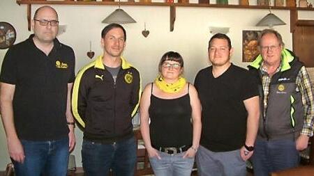 Der BVB-Fanclub Au-Franken hat mit André Engelhardt (Zweiter von links) einen neuen Vorsitzenden und mit Thomas Höfner (links) einen neuen Stellvertreter. Mit im Bild Kassiererin Nicole Käferlein, Neumitglied James Miller aus Texas sowie Schriftführer Hans Franz.  Foto: privat